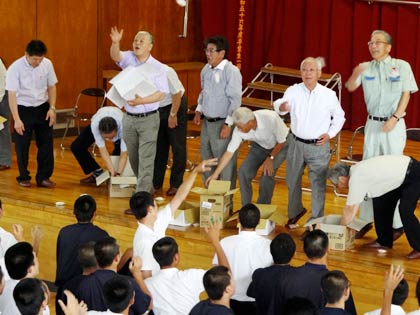 新潟県央工業高校で行われた総合トレーニング場の上棟を祝うもちまき
