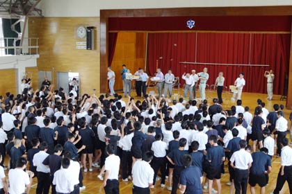 もちまきで生徒も盛り上がる