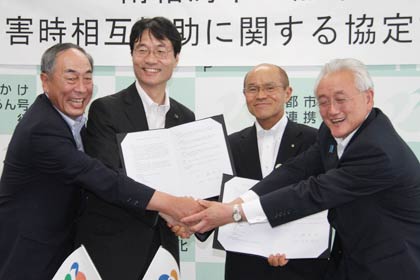 南相馬市と燕市の災害時相互援助に関する協定の調印式、左から燕市の斉藤議長、鈴木市長、南相馬市の桜井市長、横山議長