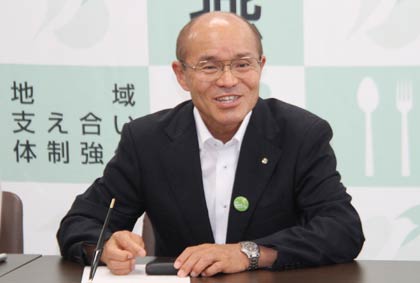 市民との懇談に桜井市長には時々、笑顔も
