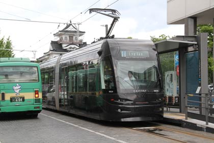 富山城を背景に国際会議場前電停のセントラム