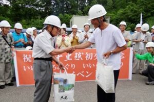 三条市民と只見町民が八十里越を超えて互いのまちを観光する交流事業、両市町民が名産品と記念樹を交換