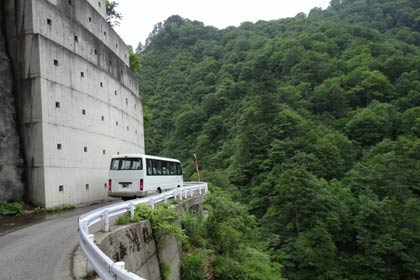  工事用道路を走るマイクロバス