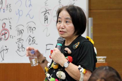 「スマイルミキ」主催の講演会で講演する砂田さん