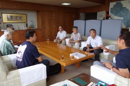 国定市長と歓談する実行委員