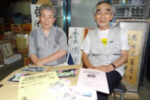 三条地区断酒会の外山会長(右)と会員
