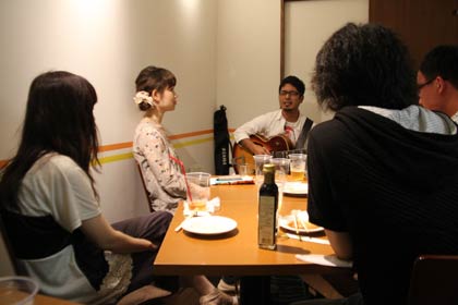 長谷川さんが「カフェ・トゥジュール」でソロライブ「餃子売りの少年。」
