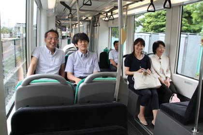 開放的なポートラムの車内