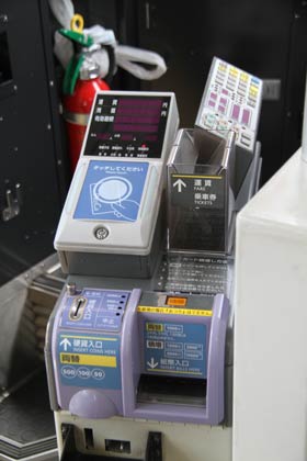 passca用のICカードリーダーも備えた運賃箱