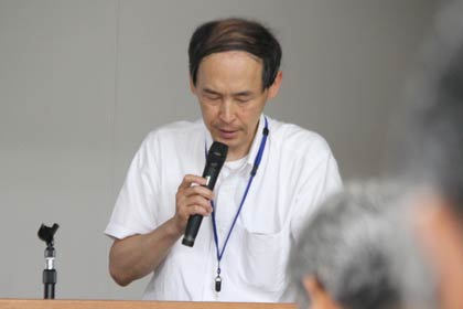 「ごんぎつね」を朗読する上原教育長
