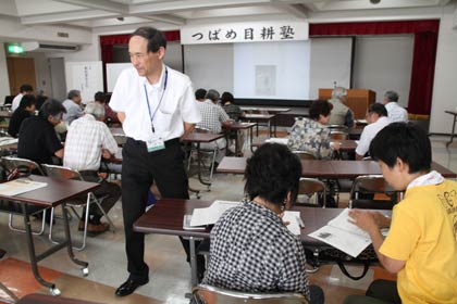 机を回る上原教育長の姿はまさに先生