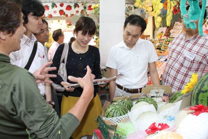 中企大三条校が研修「経営診断基礎」で全国の中企大でも初めて個店診断実習、カネギートータルフーズでのヒアリング