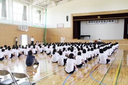 燕北中学校で開かれた「命の大切さを学ぶ教室」