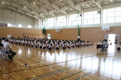 燕北中学校で開かれた「命の大切さを学ぶ教室」