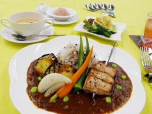 レストランメッセピアで12日に提供する「野菜たっぷりポークソテー」をメーンにした燕市の学校給食をアレンジしたメニュー