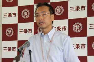 定例記者会見を行う国定市長