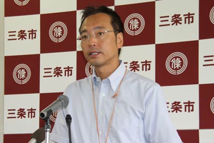  定例記者会見を行う国定市長