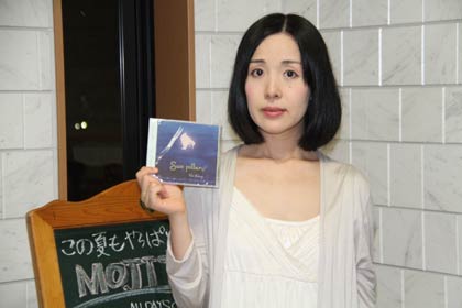 オール・デイズ・カフェでのライブ後、ミニアルバムを手に 