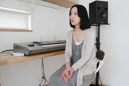 アルバムのレコーディングも行った自宅の練習室で