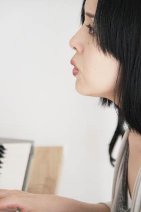 家でキーボードを弾いて歌う