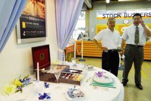燕市のストックバスターズにディスプレーされた山崎金属工業製造のノーベル賞の晩餐会で使用された洋食器セット