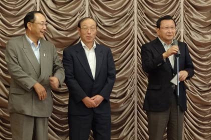 再任された左から近藤副会長、渡辺副会長、加藤会長