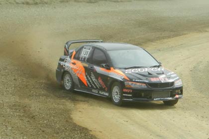 全日本ダートトライアル選手権の「ダートスプリント in 門前」に出場した目黒さんの車