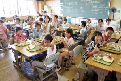 燕市内の小中学校に新しい学校給食用スプーンが登場、燕西小学校3年生の給食の教室