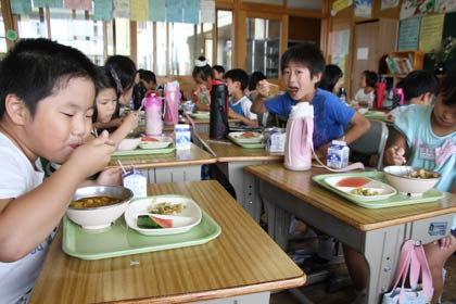新しい学校給食用スプーンを使う2年生の教室