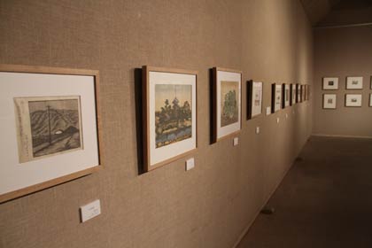 21日まで燕市産業史料館で開かれている深澤索一版画展
