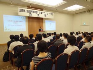 初めて開かれた三条エコノミークラブと三条商工会議所青年部の交流会