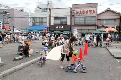 東三条商店街の街並みを三条マルシェが華やかに彩る