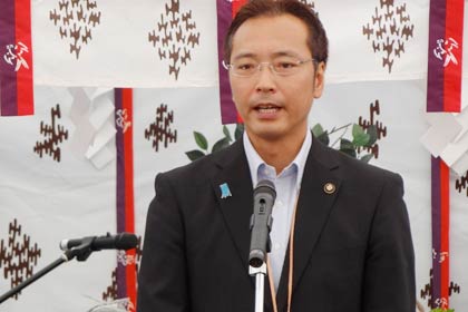 ￥起工式であいさつする国定三条市長