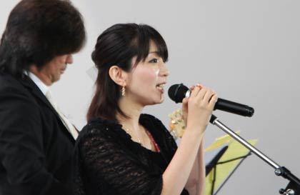 披露宴で『Diamonds』を熱唱