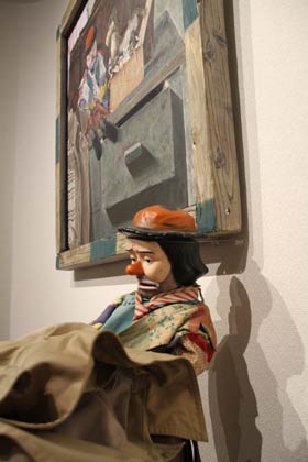 堀研一さんがモチーフにして描き続ける初代のピエロの人形も展示