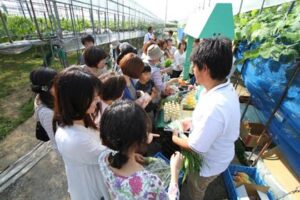 朝カフェで燕三条イタリア野菜研究会の農産物の直売のようす
