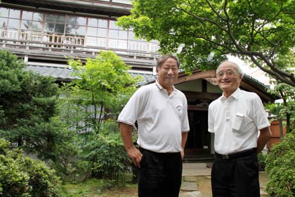 左が三条市丸井今井邸保存会の小川高示会長、右が清水良一副会長