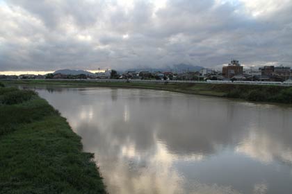 18日夕方、燕市で中央橋から中ノ口川上流側