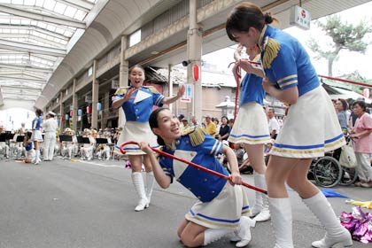  飛燕夏まつりは交通安全・音楽パレードで開幕、県警音楽隊とカラーガード