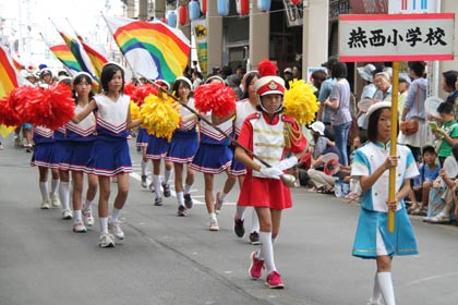 幼稚園や小学校が音楽パレード
