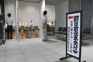 19日の燕市役所新庁舎での期日前投票のようす