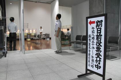19日の燕市役所新庁舎での期日前投票のようす