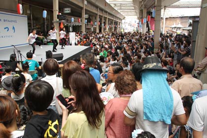 大勢の人出で熱気にあふれる燕舞ストリートダンスフェスティバル