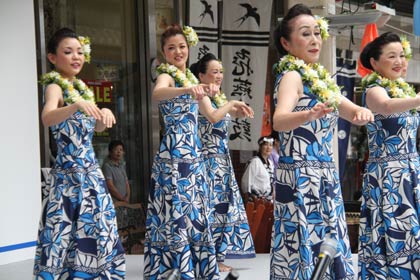 特設ステージでフラダンス