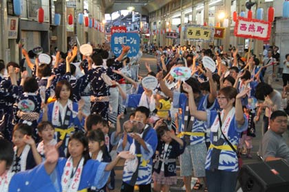 約2,000人が参加した第42回飛燕夏まつりのフィナーレの燕ばやし大会