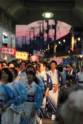 燕ばやしが進むとアーケードの外にとのぞく空は夕焼けに赤く染まる