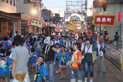 踊りの輪の東端、北越銀行燕支店前の折り返し点から