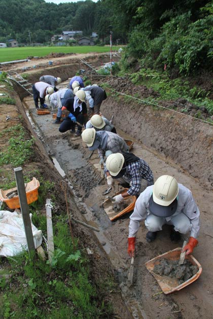燕市渡部地内の力ノ尾南遺跡で行われている発掘調査