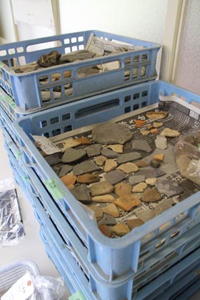 出土した遺物を収めたコンテナ