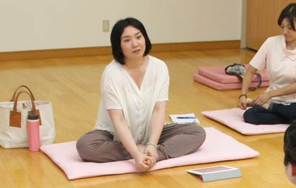 産後の回復エクササイズを指導する平田さん